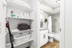La salle de bains blanche est pourvue d'un lavabo et de toilettes. dans l'établissement Cozy Modern 1BR Close to Downtown, à Mount Clemens