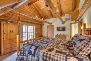 een slaapkamer met een bed en een houten plafond bij Family Getaway Georgia Cabin with Outdoor Hot Tub in Clermont