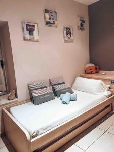 a bed with four pillows on it in a bedroom at Increíble casa frente al mar , planta baja in Torredembarra