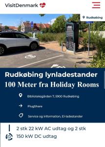 una schermata di un sito web con un'auto parcheggiata in un parcheggio di Holiday rooms Rudkøbing a Rudkøbing