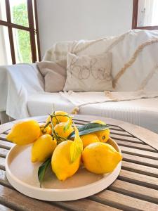 a plate of lemons on a table in a living room at Kleine Finca mit privatem Pool und Klima, ruhige Lage in Algaida