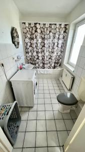 y baño con aseo y lavamanos. en Central Apartments - Work&Stay, en Neumünster