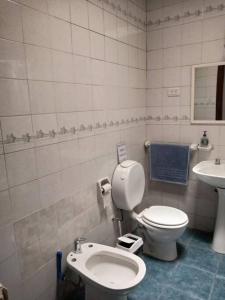 a bathroom with a toilet and a sink at Departamento al frente- Habitación con living in Tandil