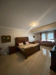アガディールにあるMarina Agadir Appartementのベッドルーム(大型ベッド1台、窓付)