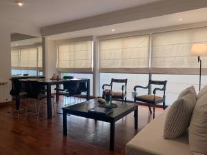 薩爾塔的住宿－Vicente López Premium，客厅配有沙发和桌子