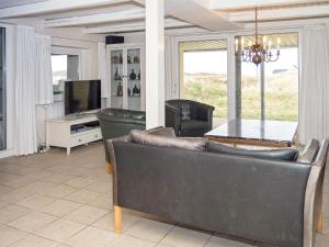 TV a/nebo společenská místnost v ubytování Four-Bedroom Holiday home in Thisted 10