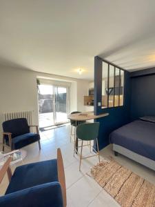 - une chambre avec un lit et un bureau dans l'établissement Town Hall Studio - Hyper-center Limoges, à Limoges