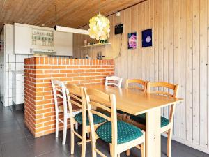 Nørre VorupørにあるSerene HolidayHome in Thisted near Seaのダイニングルーム(木製テーブル、椅子付)