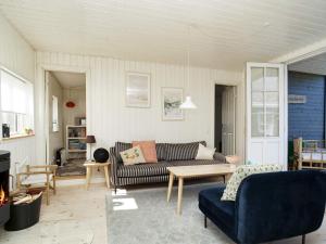uma sala de estar com um sofá e uma lareira em 6 person holiday home in Vejby em Vejby