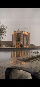 a large building in the middle of a street at السهم الذهبي للشقق المخدومة in Taif