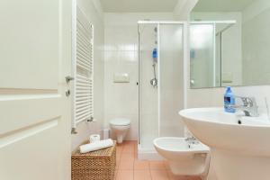 łazienka z umywalką, toaletą i prysznicem w obiekcie Exquisite Stay Vannucci- Porta Romana w Mediolanie +14 zdjęć