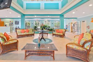 una sala d'attesa in ospedale con sedie e tavolo di Cristina's Tropical Villa/ Just minutes from Disney! a Kissimmee