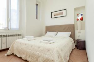 sypialnia z łóżkiem z dwoma laptopami w obiekcie Exquisite Stay Vannucci- Porta Romana w Mediolanie