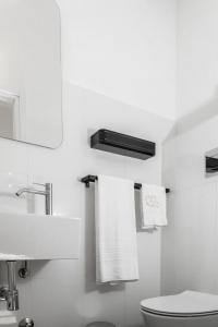 Koupelna v ubytování Emperooms Guest House