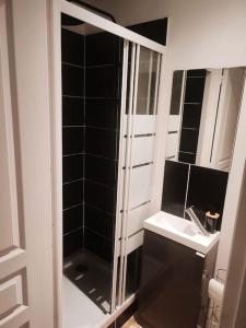 Baño en blanco y negro con lavabo y espejo en Maison scandinave avec garage, en Roubaix