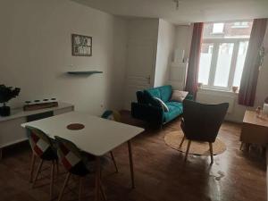 sala de estar con sofá, mesa y sillas en Maison scandinave avec garage, en Roubaix