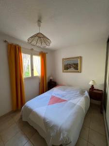 Un dormitorio con una cama grande y una ventana en Appartement Camargue Village, en Le Grau-du-Roi