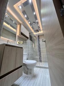 a bathroom with a white toilet and a shower at Hermoso Apartamento en Neiva in Neiva
