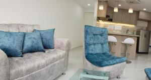 sala de estar con sofá y silla en Hermoso Apartamento en Neiva, en Neiva