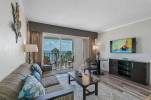 Wake up to Ocean Views from your private balcony في تامبا: غرفة معيشة مع أريكة وإطلالة على المحيط