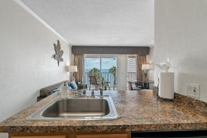 مطبخ أو مطبخ صغير في Wake up to Ocean Views from your private balcony