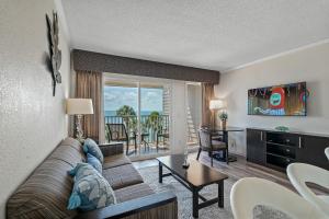sala de estar con sofá y mesa en Wake up to Ocean Views from your private balcony en Tampa