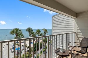 شرفة أو تراس في Wake up to Ocean Views from your private balcony