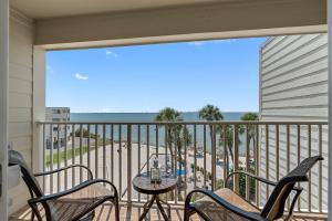 شرفة أو تراس في Wake up to Ocean Views from your private balcony