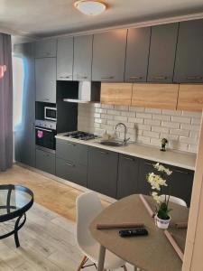 A kitchen or kitchenette at Seaside Family Apartment Faleza Nord