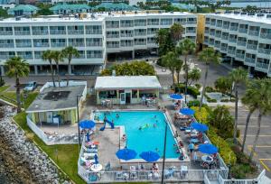 المسبح في Wake up to Ocean Views from your private balcony أو بالجوار