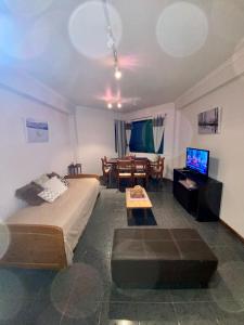 sala de estar con cama, TV y mesa en Magos al Sur en San Carlos de Bariloche