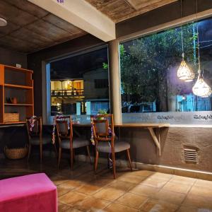 a dining room with a table and chairs and a window at CASA MARGARITA 1Piso Monoambiente in San Salvador de Jujuy