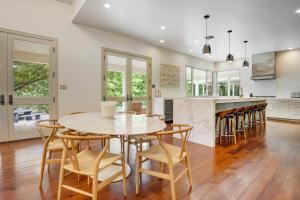 a kitchen with a table and chairs and a counter at Casa Maybanke in Hunt