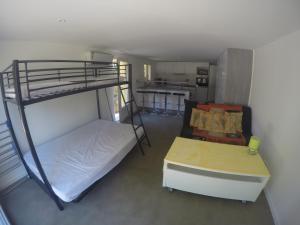 een kleine kamer met een stapelbed en een keuken bij Maison du cèdre in Cavalaire-sur-Mer +43 foto's