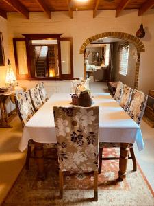 uma sala de jantar com mesa e cadeiras em Paradise Lodge - Blue Mountains Wonderland em Linden