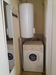 - Lavadora y secadora en una habitación pequeña en Departamento Mi casa en Mendoza en Godoy Cruz