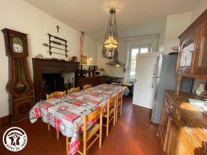 Restaurace v ubytování Gîte Le Champ-Saint-Père, 4 pièces, 8 personnes - FR-1-426-239