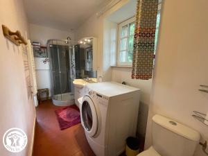 ein Badezimmer mit einer Waschmaschine und einem WC in der Unterkunft Gîte Le Champ-Saint-Père, 4 pièces, 8 personnes - FR-1-426-239 in Le Champ-Saint-Père