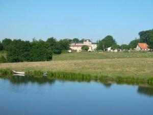 ein See mit einem Boot in der Mitte eines Feldes in der Unterkunft Gîte Le Champ-Saint-Père, 4 pièces, 8 personnes - FR-1-426-239 in Le Champ-Saint-Père