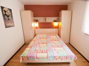 - un lit avec une couette dans une chambre dans l'établissement Apartments with a parking space Vinkuran, Pula - 21016, à Medulin