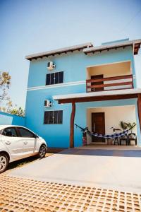 una casa azul con un coche aparcado delante de ella en Aconchego e tranquilidade 3 en Bonito