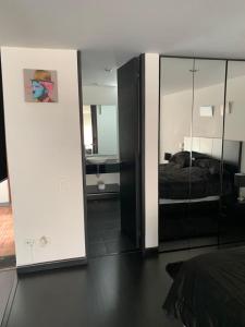 een kamer met een slaapkamer met een bed en een spiegel bij Angolo Loft in Bogota