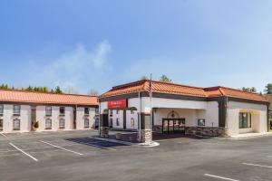 un estacionamiento frente a un hotel en Ramada by Wyndham Hendersonville, en Hendersonville