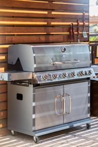 einen Grill, der auf einem Karren in einer Küche sitzt in der Unterkunft Maria's Luxurious Villa in Koskinou in Koskinou