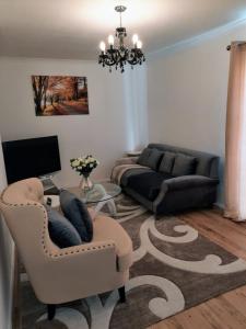 ein Wohnzimmer mit einem Sofa und einem Tisch in der Unterkunft Quality space in Havering atte Bower