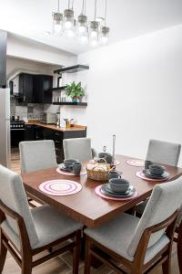 a dining room table with chairs and a table and a kitchen at Rá Ngu in Ixmiquilpan