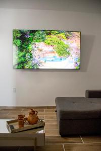 TV a/nebo společenská místnost v ubytování Rá Ngu