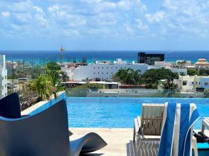 une piscine avec vue sur l'océan dans l'établissement Midtown 2 by Andiani Travel, à Playa del Carmen