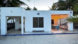 a white house with a table in front of it at Casa De Los Peces in San Crisanto