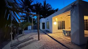 una casa en la playa por la noche con patio en Casa De Los Peces, en San Crisanto